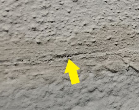 外壁クラック　ひび割れ　隙間が開いている